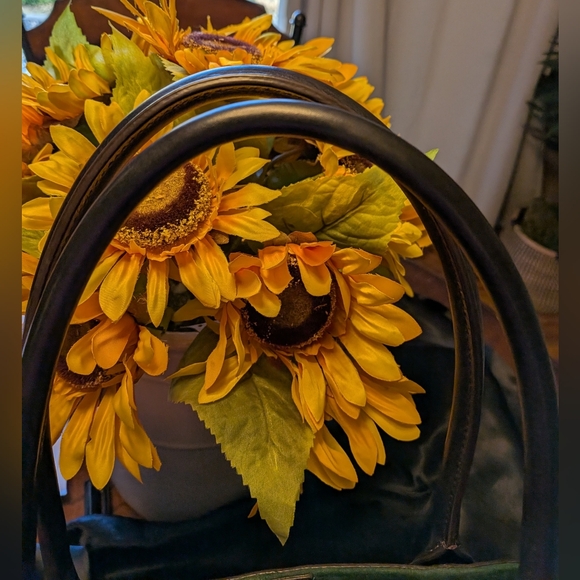 Dooney & Burke SMALL Russel Tote Florentine Leather in Black - EUC - Picture 5 of 9